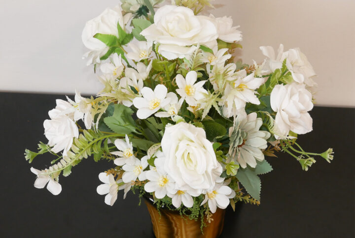 Sentuhan Elegan dan Tahan Lama: Rangkaian Bunga Meja Rose Artificial Florist untuk Dekorasi Ruangan Anda